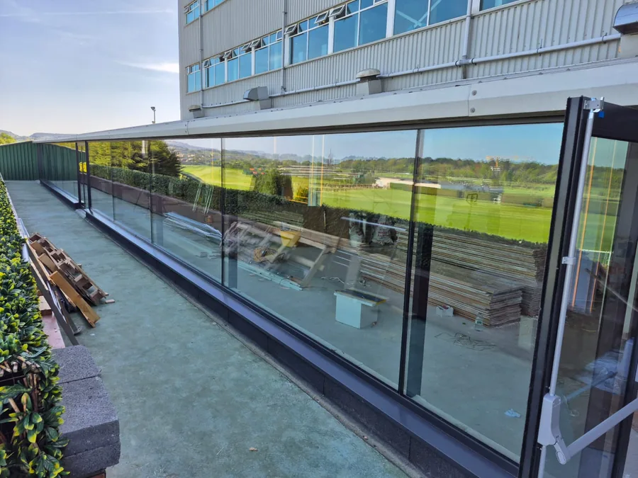Curved glazed facade