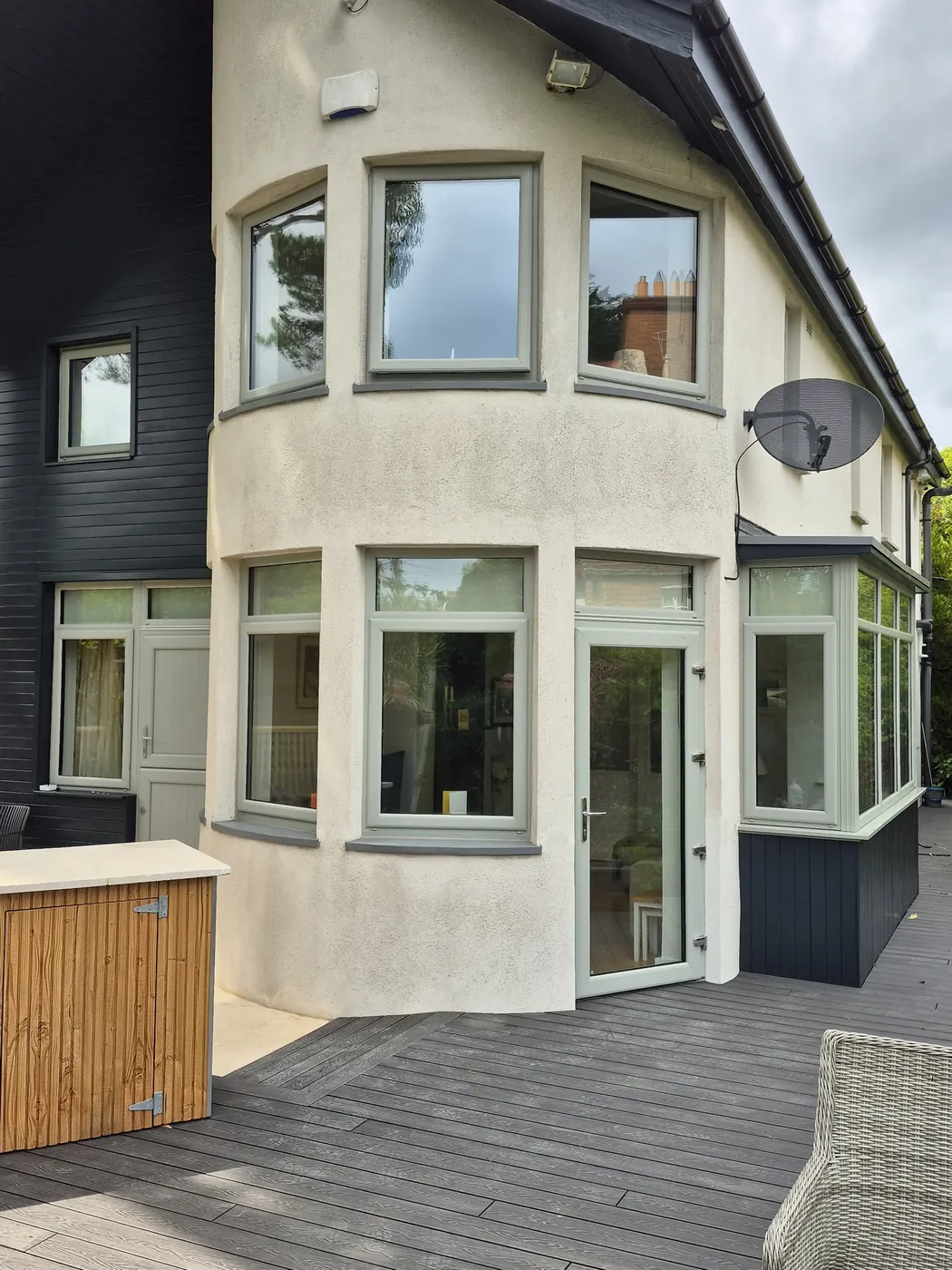 Wraparound bay glazing